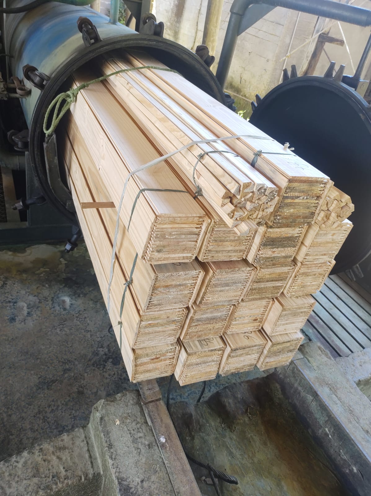 Tratamos sua madeira em Autoclave. A São José Madeiras tem o Melhor Preço e está sediada em Botuverá/SC é uma empresa especializada na venda e construção de casas de pinus tratado, projetando e montando casas conforme a necessidade de cada cliente. Entre nossos produtos em pinus Tratados em Autoclave estão: Madeira Frontal, Deck, Assoalho, Forro, Caibros, Pé Direito, Tábuas, Pranchas, Sarrafos, Beiral, Mata Junta, Meia Cana, Rodapé, Vistas além de Kit Casas para entrega ou montadas para Botuverá, Brusque, São João Batista, Blumenau, Itajaí, Navegantes e Região. Tratamos madeira com Autoclave e temos também Madeira Frontal, Toras, Caibros e Palanques em Eucalipto. Entregamos para todo o Brasil. Telefone: (47) 3230-1870