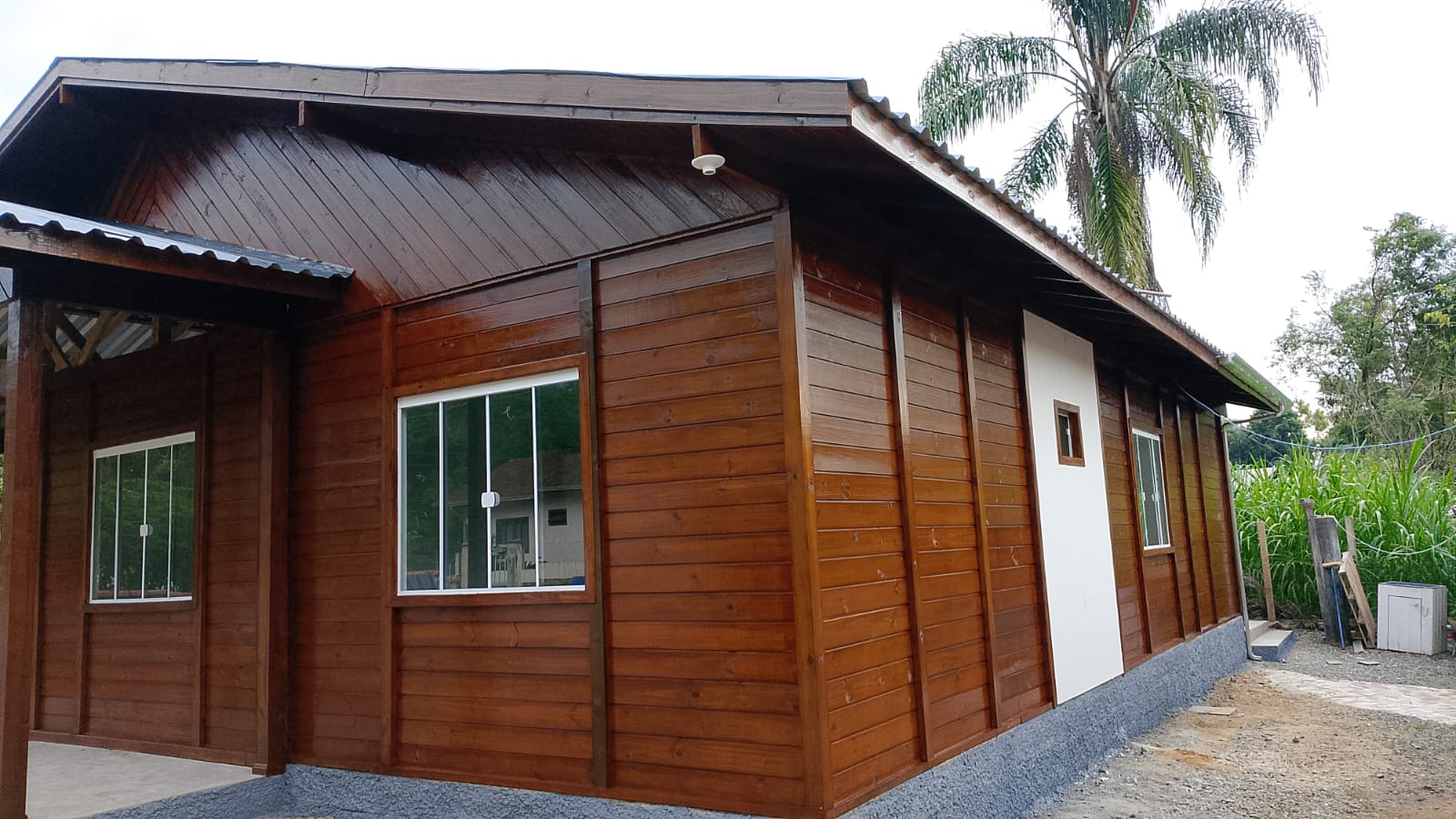 A São José Madeiras tem o Melhor Preço e está sediada em Botuverá/SC é uma empresa especializada na venda e construção de casas de pinus tratado, projetando e montando casas conforme a necessidade de cada cliente. Entre nossos produtos em pinus Tratados em Autoclave estão: Madeira Frontal, Deck, Assoalho, Forro, Caibros, Pé Direito, Tábuas, Pranchas, Sarrafos, Beiral, Mata Junta, Meia Cana, Rodapé, Vistas além de Kit Casas para entrega ou montadas para Botuverá, Brusque, São João Batista, Blumenau, Itajaí, Navegantes e Região. Tratamos madeira com Autoclave e temos também Madeira Frontal, Toras, Caibros e Palanques em Eucalipto. Entregamos para todo o Brasil. Telefone: (47) 3230-1870