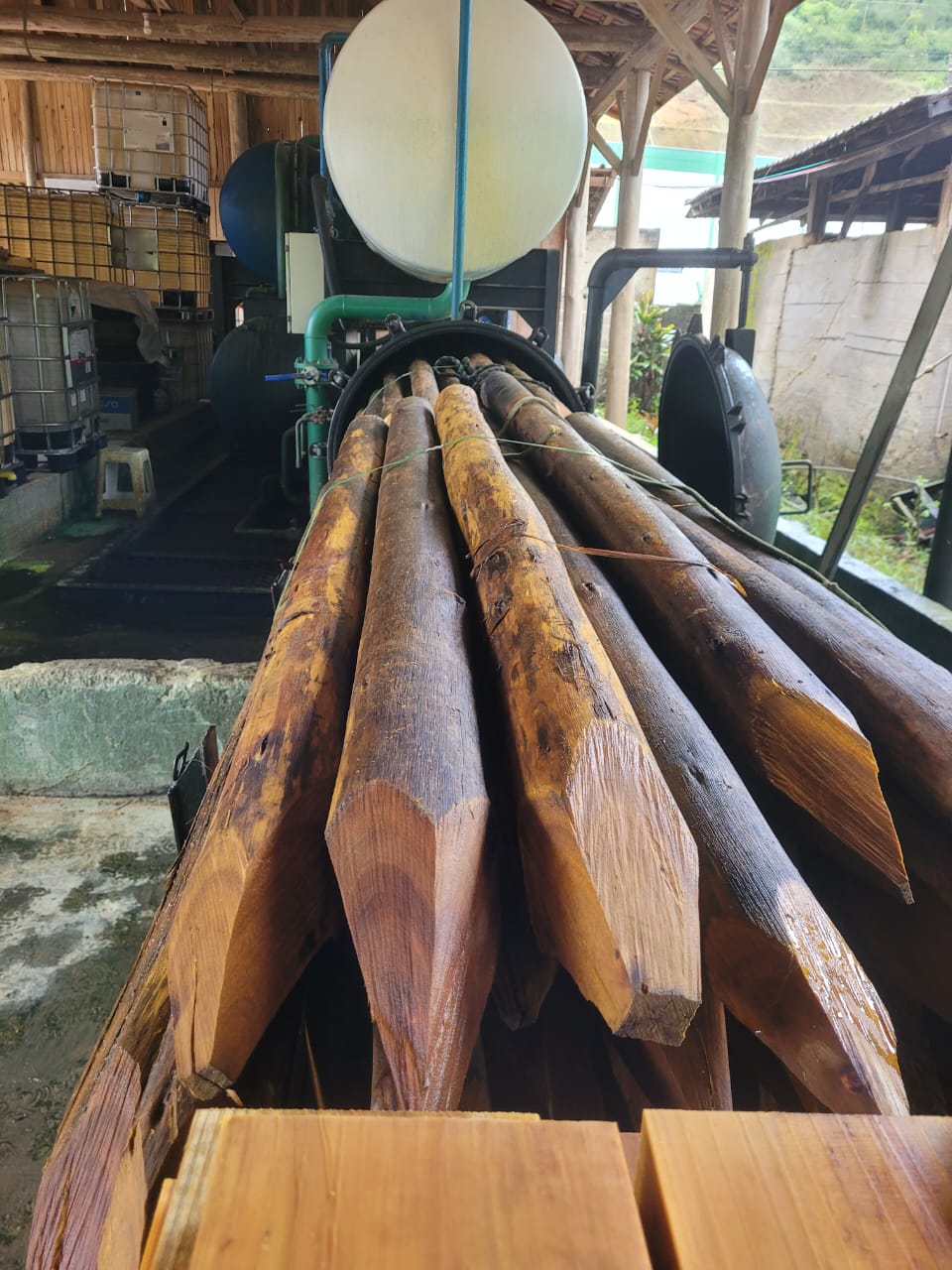 Tratamos sua madeira em Autoclave. A São José Madeiras tem o Melhor Preço e está sediada em Botuverá/SC é uma empresa especializada na venda e construção de casas de pinus tratado, projetando e montando casas conforme a necessidade de cada cliente. Entre nossos produtos em pinus Tratados em Autoclave estão: Madeira Frontal, Deck, Assoalho, Forro, Caibros, Pé Direito, Tábuas, Pranchas, Sarrafos, Beiral, Mata Junta, Meia Cana, Rodapé, Vistas além de Kit Casas para entrega ou montadas para Botuverá, Brusque, São João Batista, Blumenau, Itajaí, Navegantes e Região. Tratamos madeira com Autoclave e temos também Madeira Frontal, Toras, Caibros e Palanques em Eucalipto. Entregamos para todo o Brasil. Telefone: (47) 3230-1870