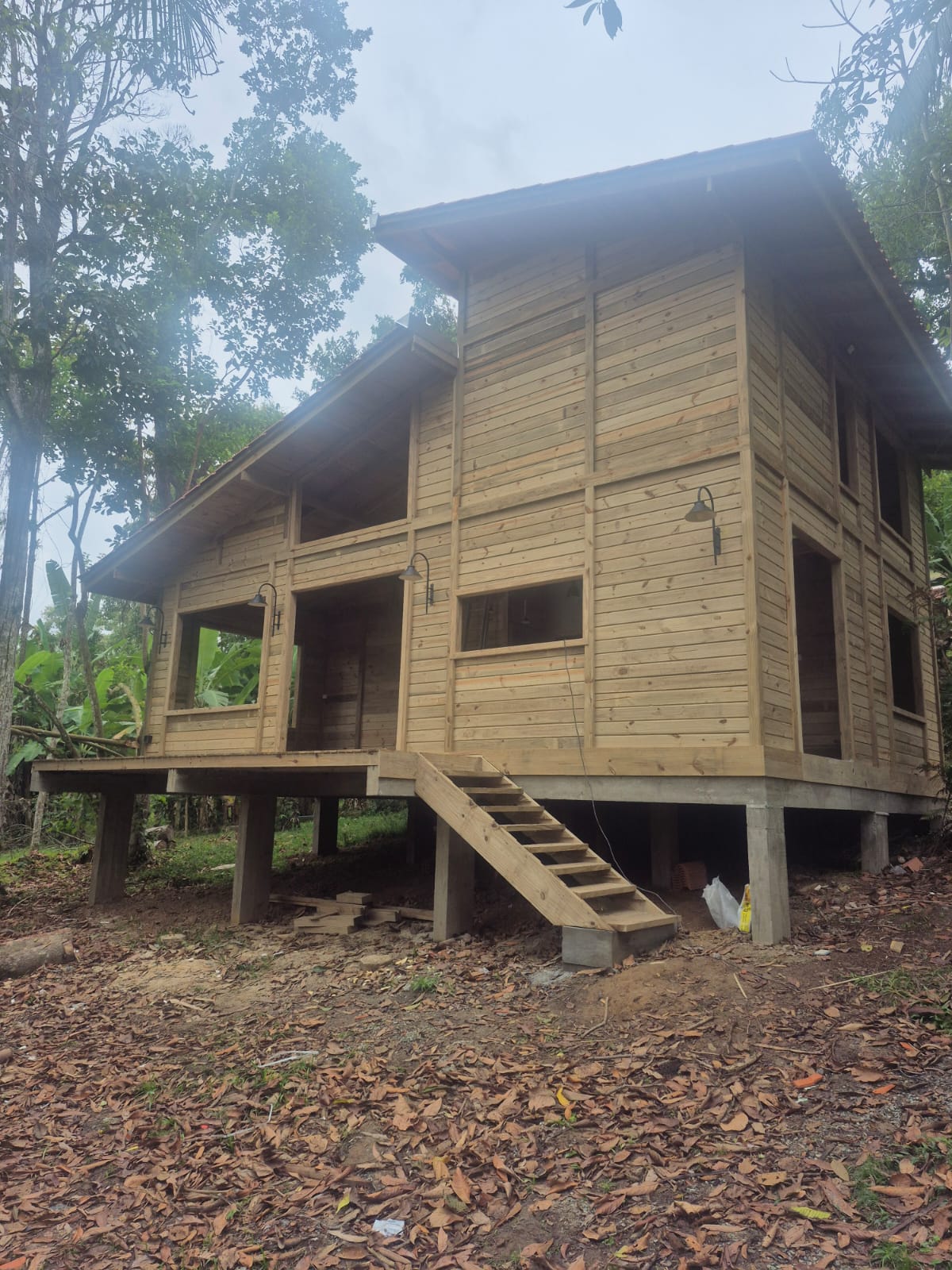 Tratamos sua madeira em Autoclave. A São José Madeiras tem o Melhor Preço e está sediada em Botuverá/SC é uma empresa especializada na venda e construção de casas de pinus tratado, projetando e montando casas conforme a necessidade de cada cliente. Entre nossos produtos em pinus Tratados em Autoclave estão: Madeira Frontal, Deck, Assoalho, Forro, Caibros, Pé Direito, Tábuas, Pranchas, Sarrafos, Beiral, Mata Junta, Meia Cana, Rodapé, Vistas além de Kit Casas para entrega ou montadas para Botuverá, Brusque, São João Batista, Blumenau, Itajaí, Navegantes e Região. Tratamos madeira com Autoclave e temos também Madeira Frontal, Toras, Caibros e Palanques em Eucalipto. Entregamos para todo o Brasil. Telefone: (47) 3230-1870