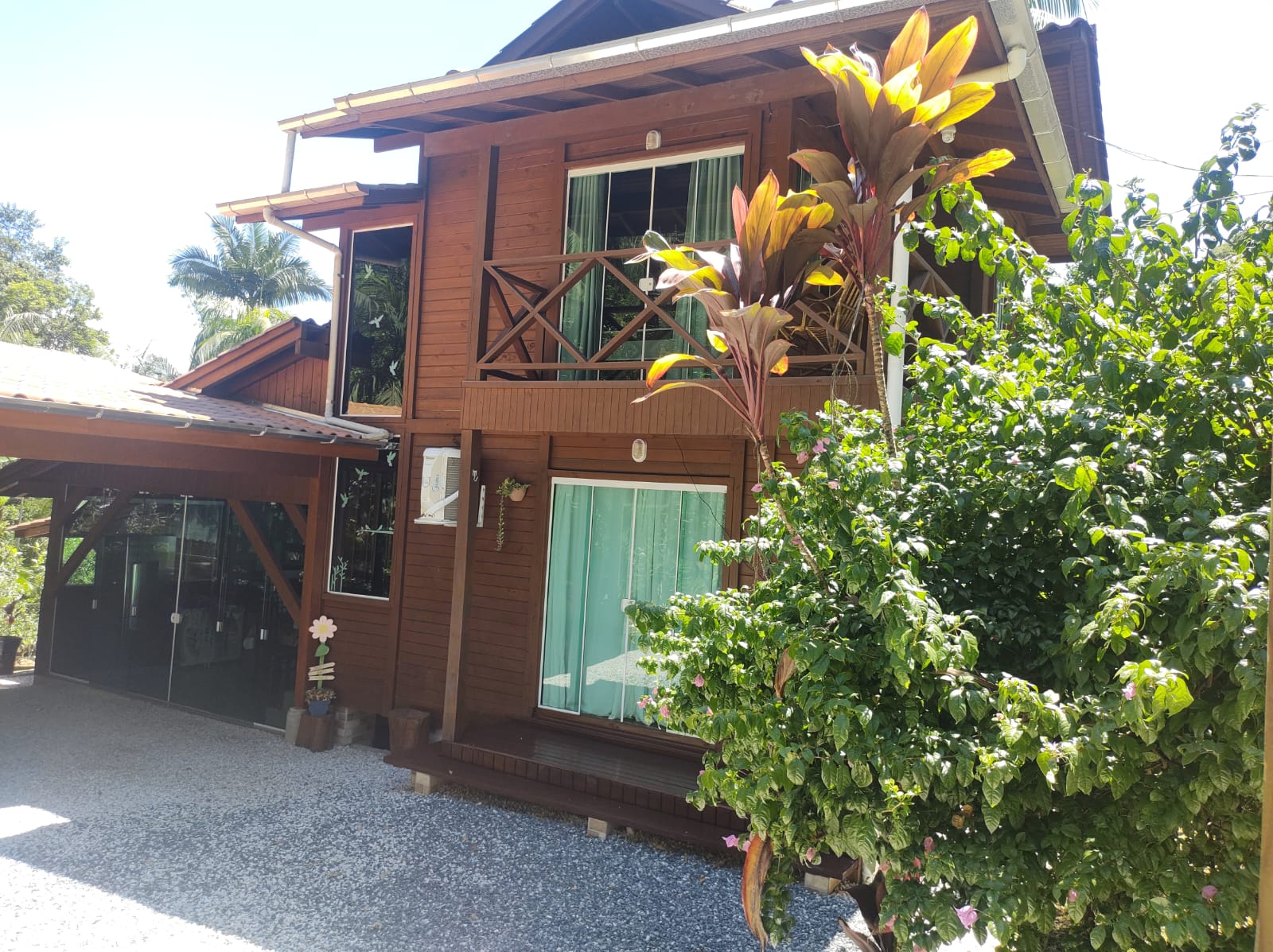 A São José Madeiras tem o Melhor Preço e está sediada em Botuverá/SC é uma empresa especializada na venda e construção de casas de pinus tratado, projetando e montando casas conforme a necessidade de cada cliente. Entre nossos produtos em pinus Tratados em Autoclave estão: Madeira Frontal, Deck, Assoalho, Forro, Caibros, Pé Direito, Tábuas, Pranchas, Sarrafos, Beiral, Mata Junta, Meia Cana, Rodapé, Vistas além de Kit Casas para entrega ou montadas para Botuverá, Brusque, São João Batista, Blumenau, Itajaí, Navegantes e Região. Tratamos madeira com Autoclave e temos também Madeira Frontal, Toras, Caibros e Palanques em Eucalipto. Entregamos para todo o Brasil. Telefone: (47) 3230-1870