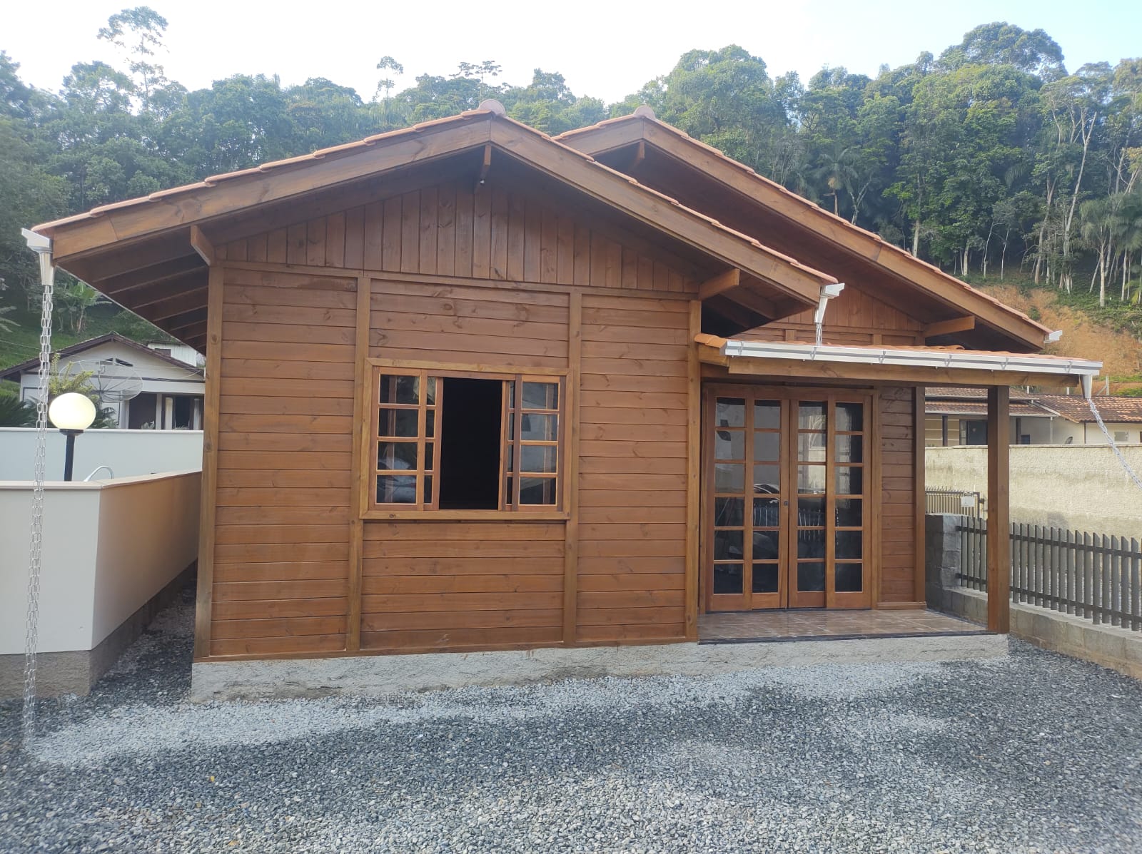Tratamos sua madeira em Autoclave. A São José Madeiras tem o Melhor Preço e está sediada em Botuverá/SC é uma empresa especializada na venda e construção de casas de pinus tratado, projetando e montando casas conforme a necessidade de cada cliente. Entre nossos produtos em pinus Tratados em Autoclave estão: Madeira Frontal, Deck, Assoalho, Forro, Caibros, Pé Direito, Tábuas, Pranchas, Sarrafos, Beiral, Mata Junta, Meia Cana, Rodapé, Vistas além de Kit Casas para entrega ou montadas para Botuverá, Brusque, São João Batista, Blumenau, Itajaí, Navegantes e Região. Tratamos madeira com Autoclave e temos também Madeira Frontal, Toras, Caibros e Palanques em Eucalipto. Entregamos para todo o Brasil. Telefone: (47) 3230-1870