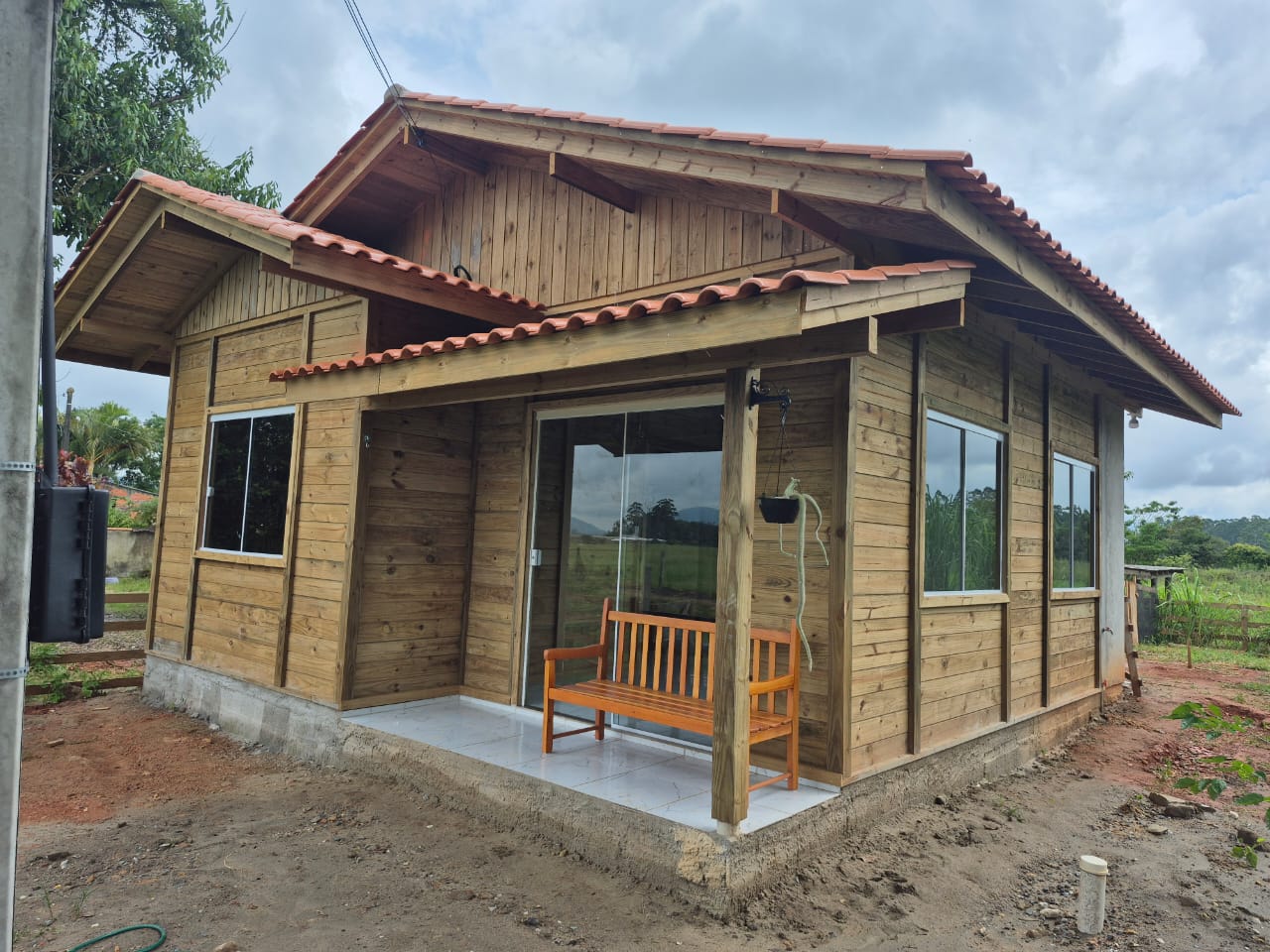 Tratamos sua madeira em Autoclave. A São José Madeiras tem o Melhor Preço e está sediada em Botuverá/SC é uma empresa especializada na venda e construção de casas de pinus tratado, projetando e montando casas conforme a necessidade de cada cliente. Entre nossos produtos em pinus Tratados em Autoclave estão: Madeira Frontal, Deck, Assoalho, Forro, Caibros, Pé Direito, Tábuas, Pranchas, Sarrafos, Beiral, Mata Junta, Meia Cana, Rodapé, Vistas além de Kit Casas para entrega ou montadas para Botuverá, Brusque, São João Batista, Blumenau, Itajaí, Navegantes e Região. Tratamos madeira com Autoclave e temos também Madeira Frontal, Toras, Caibros e Palanques em Eucalipto. Entregamos para todo o Brasil. Telefone: (47) 3230-1870