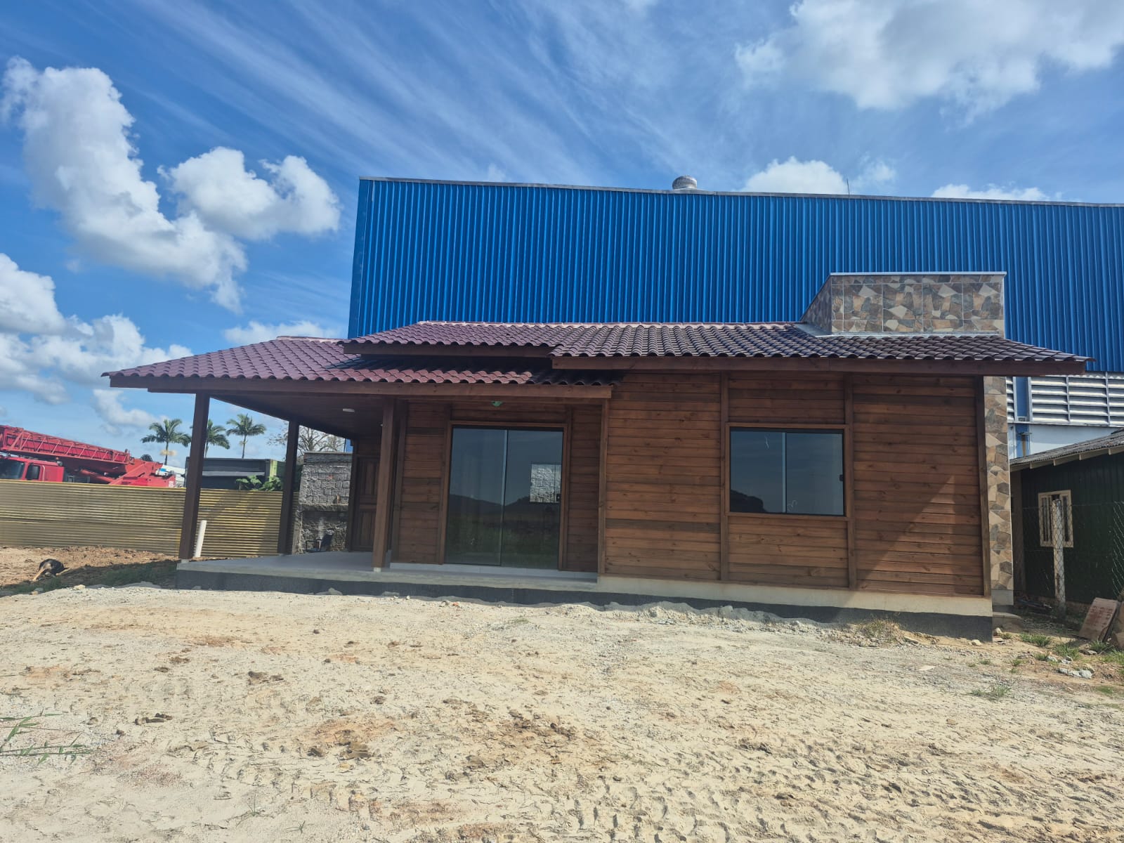 Tratamos sua madeira em Autoclave. A São José Madeiras tem o Melhor Preço e está sediada em Botuverá/SC é uma empresa especializada na venda e construção de casas de pinus tratado, projetando e montando casas conforme a necessidade de cada cliente. Entre nossos produtos em pinus Tratados em Autoclave estão: Madeira Frontal, Deck, Assoalho, Forro, Caibros, Pé Direito, Tábuas, Pranchas, Sarrafos, Beiral, Mata Junta, Meia Cana, Rodapé, Vistas além de Kit Casas para entrega ou montadas para Botuverá, Brusque, São João Batista, Blumenau, Itajaí, Navegantes e Região. Tratamos madeira com Autoclave e temos também Madeira Frontal, Toras, Caibros e Palanques em Eucalipto. Entregamos para todo o Brasil. Telefone: (47) 3230-1870