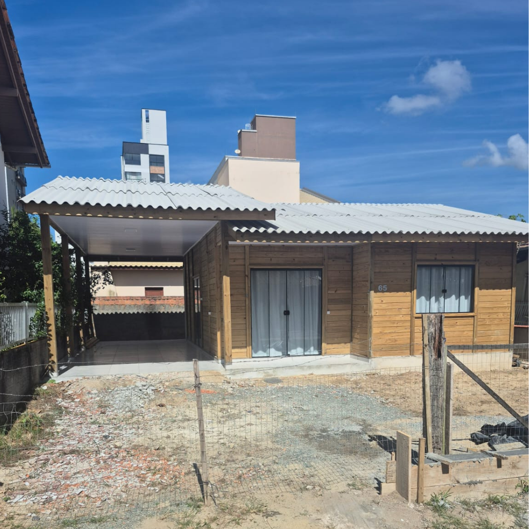 Tratamos sua madeira em Autoclave. A São José Madeiras tem o Melhor Preço e está sediada em Botuverá/SC é uma empresa especializada na venda e construção de casas de pinus tratado, projetando e montando casas conforme a necessidade de cada cliente. Entre nossos produtos em pinus Tratados em Autoclave estão: Madeira Frontal, Deck, Assoalho, Forro, Caibros, Pé Direito, Tábuas, Pranchas, Sarrafos, Beiral, Mata Junta, Meia Cana, Rodapé, Vistas além de Kit Casas para entrega ou montadas para Botuverá, Brusque, São João Batista, Blumenau, Itajaí, Navegantes e Região. Tratamos madeira com Autoclave e temos também Madeira Frontal, Toras, Caibros e Palanques em Eucalipto. Entregamos para todo o Brasil. Telefone: (47) 3230-1870