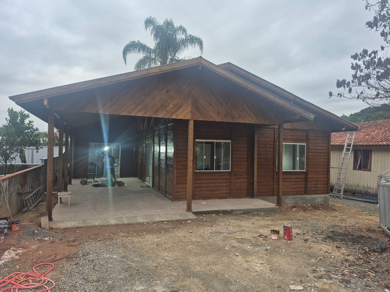 Tratamos sua madeira em Autoclave. A São José Madeiras tem o Melhor Preço e está sediada em Botuverá/SC é uma empresa especializada na venda e construção de casas de pinus tratado, projetando e montando casas conforme a necessidade de cada cliente. Entre nossos produtos em pinus Tratados em Autoclave estão: Madeira Frontal, Deck, Assoalho, Forro, Caibros, Pé Direito, Tábuas, Pranchas, Sarrafos, Beiral, Mata Junta, Meia Cana, Rodapé, Vistas além de Kit Casas para entrega ou montadas para Botuverá, Brusque, São João Batista, Blumenau, Itajaí, Navegantes e Região. Tratamos madeira com Autoclave e temos também Madeira Frontal, Toras, Caibros e Palanques em Eucalipto. Entregamos para todo o Brasil. Telefone: (47) 3230-1870